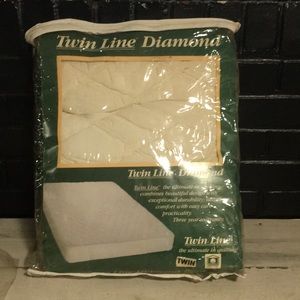 Twin Line Diamond twin white quilted mattress cover 38”x75”. NWT